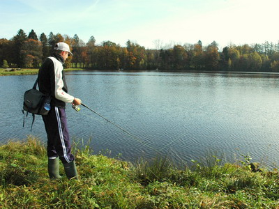 Pêcher au bord d'un étang 