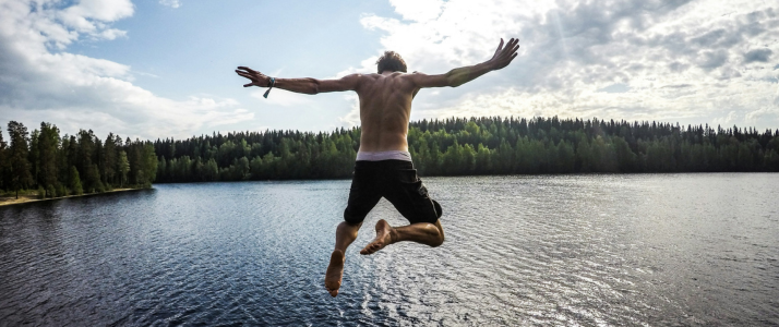 une homme qui plonge dans un lac