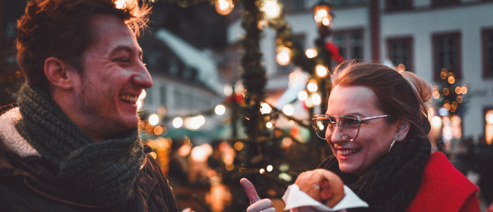 deux personnes au marché de noel de Durbuy