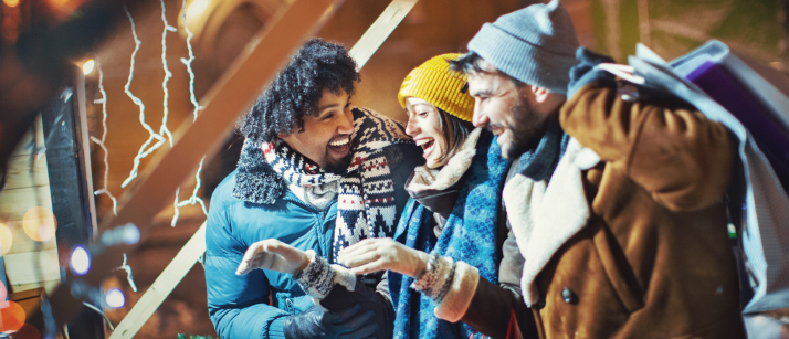 Personnes sur un stand de marché de noël