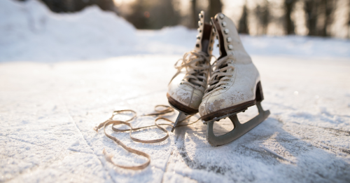 photo d'une patinoire et patins à glace